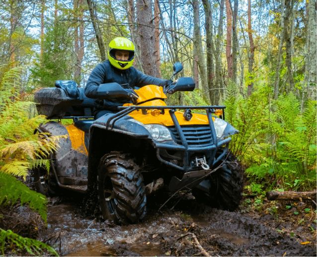 Activité de quad près des terrains à vendre du projet Domaine Forestia Rivière-Rouge
