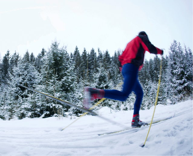 Un skieur à proximité de terrains à vendre à Rivière-Rouge